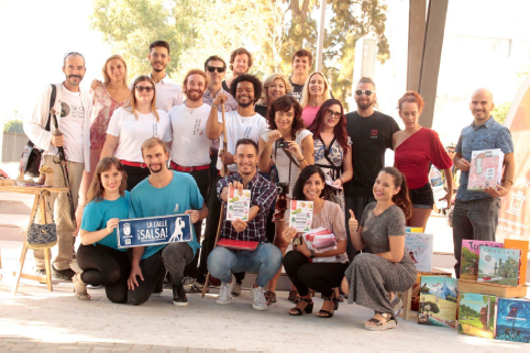 Grupo de personas realizando actividades