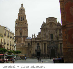 Catedral y plaza adyacente